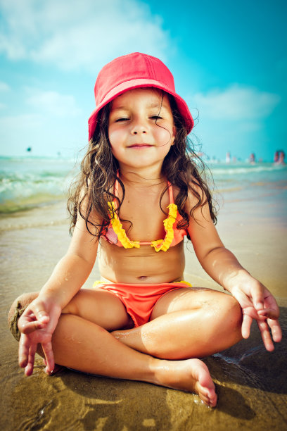 沙滩上的孩子图片下载