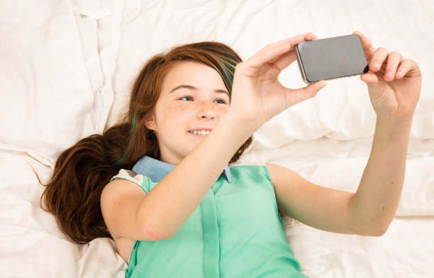 少女在床上自拍图片下载