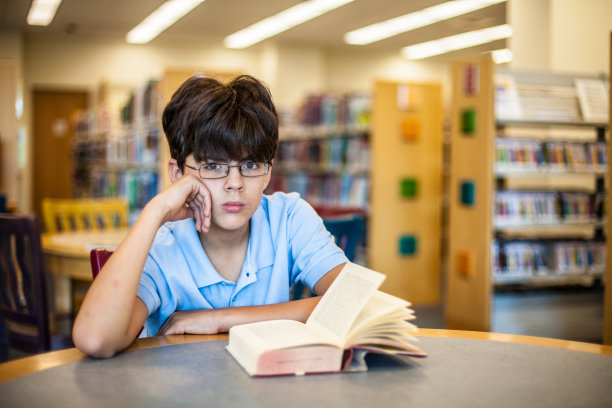 帅气少年在图书馆无聊图片下载