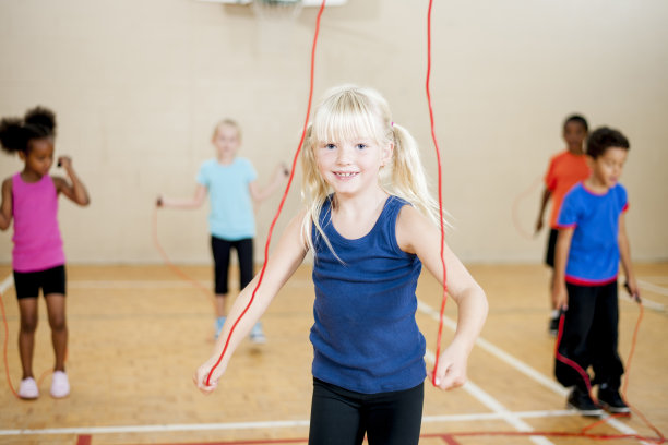 孩子们玩跳绳图片下载