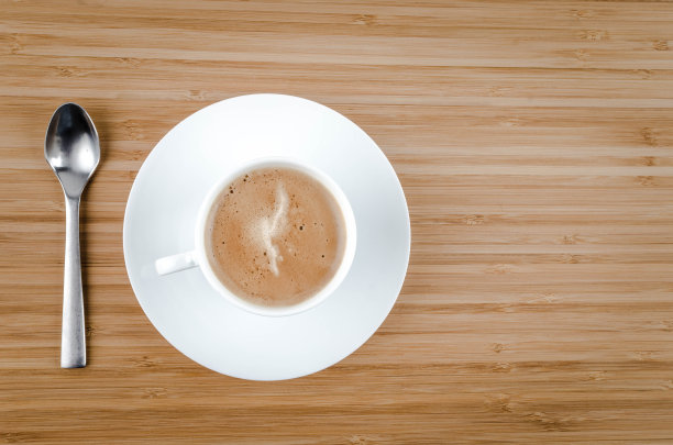 一杯咖啡和一把勺子图片下载