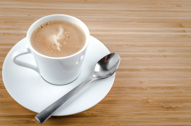 一杯咖啡和一把勺子图片下载