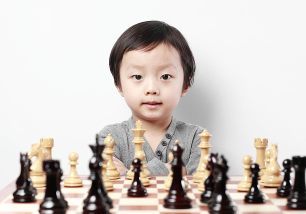 孩子在下棋图片下载