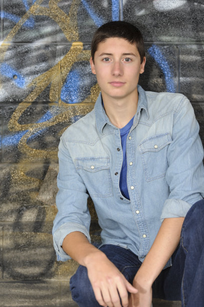 少年的涂鸦墙图片下载