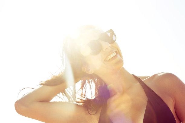 美丽的年轻女子摆姿势图片下载