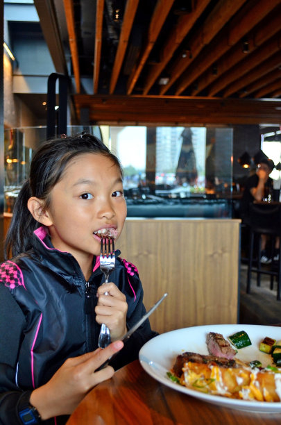 小女孩在吃牛排图片下载