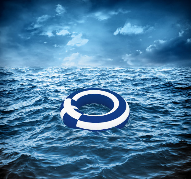 漂浮在暴风雨海面上的希腊国旗救生圈图片下载