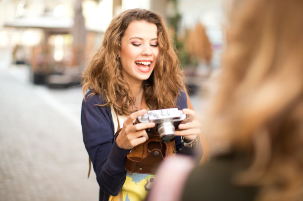 年轻女性在户外。图片下载