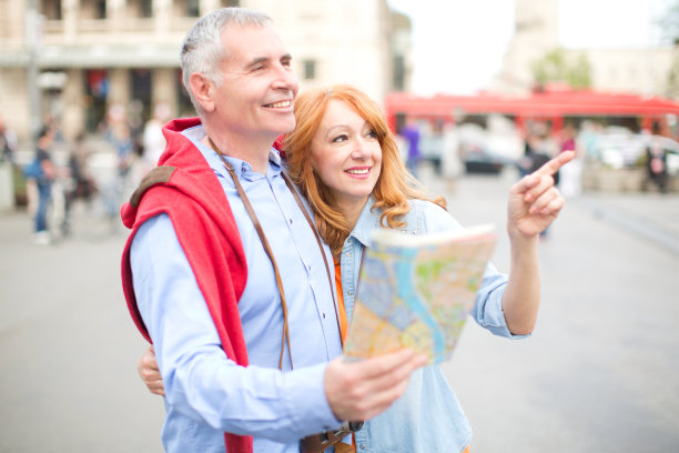 成熟的情侣旅行。图片下载