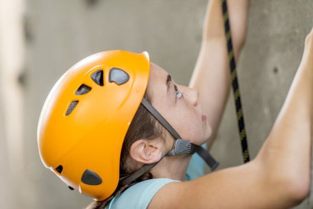 专注于攀岩的青少年图片下载
