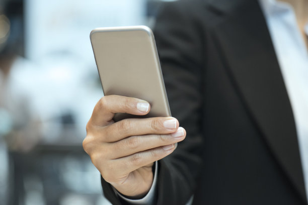 一个女人使用移动智能手机的特写图片下载