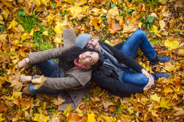 公园里的幸福情侣图片下载