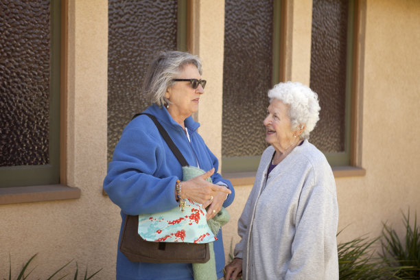 老年妇女和女儿交谈图片下载