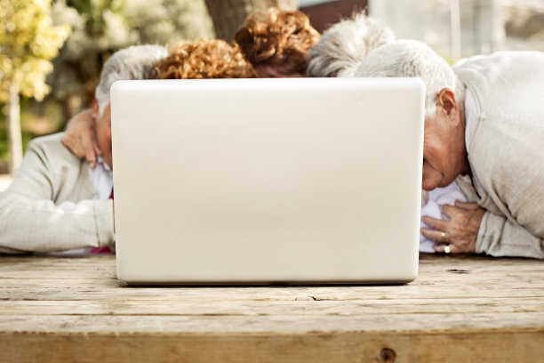 使用笔记本电脑的资深女性图片下载