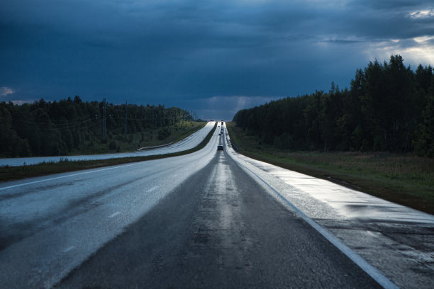 路在风暴。图片下载