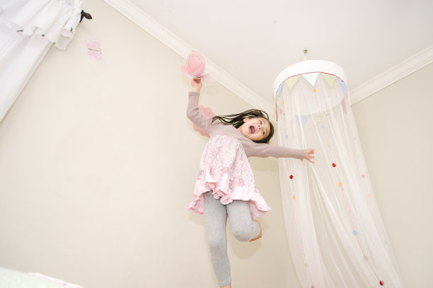 小女孩和一只蝴蝶在床上跳舞图片下载