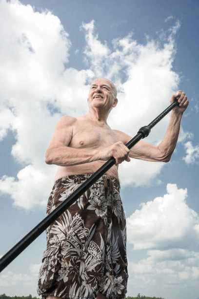 长者站着划桨图片下载