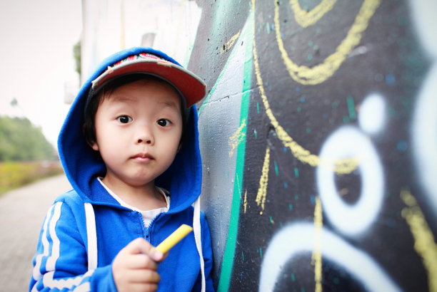 可爱的孩子们在公园里玩耍图片下载