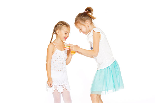 小女孩在吃果冻图片下载