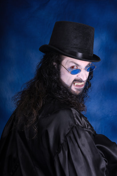 垂直过肩的男性吸血鬼咆哮的视图。图片下载