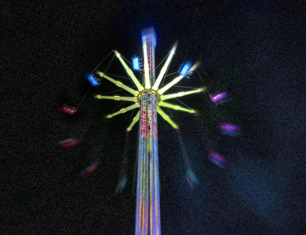 旋转木马在夜间图片下载