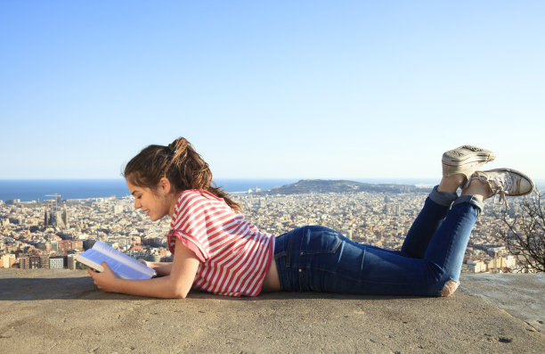 俯瞰城市的女孩图片下载