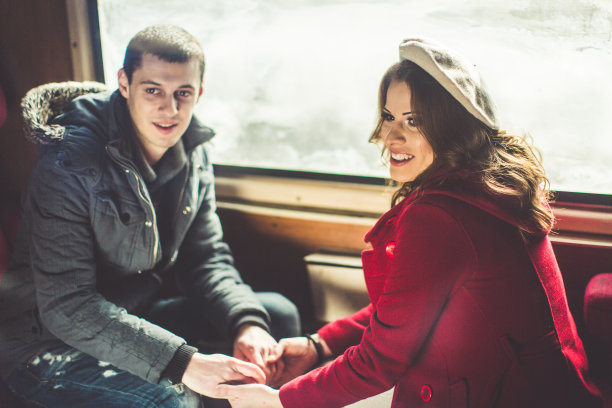 年轻的男人和女人在一起图片下载