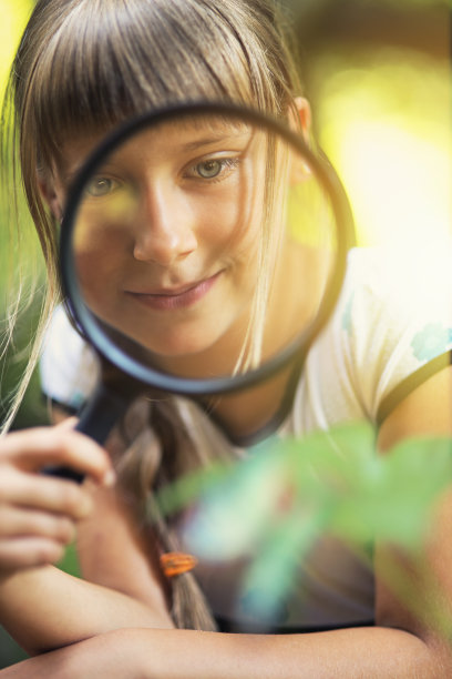 小女孩在观察大自然的奥秘。图片下载