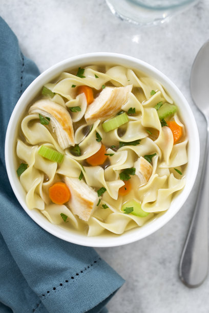 鸡肉面条汤图片下载