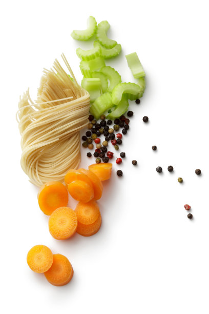 汤:汤的成分孤立在白色的背景图片下载