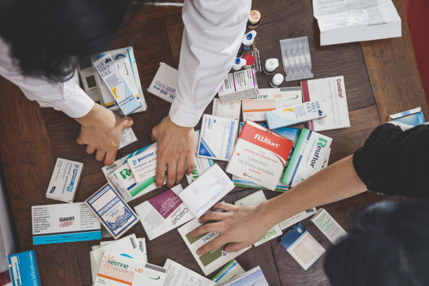 医生的桌子上真乱图片下载