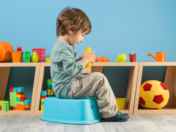 小男孩玩玩具水果图片下载