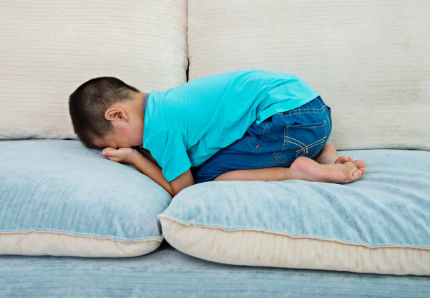 孤独的孩子躺在沙发上图片下载