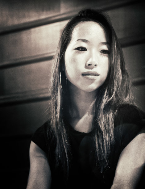 孤独沉思的年轻日本女人俯视着图片下载