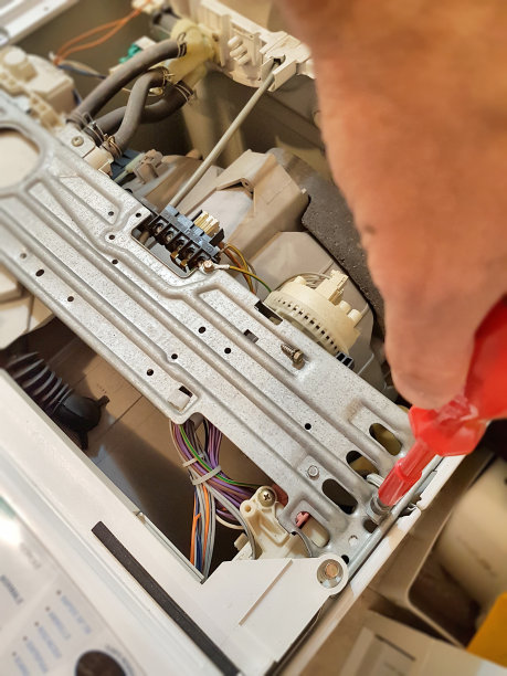 男子修理洗衣机图片下载