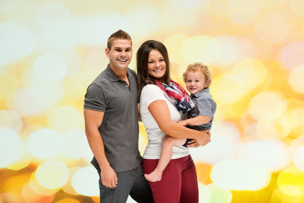 微笑的夫妇和他们的孩子站在一起图片下载