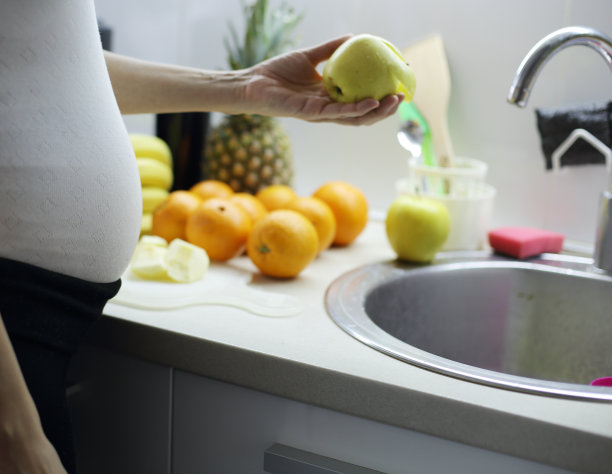 孕妇在厨房图片下载