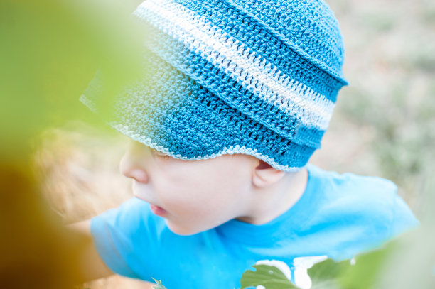 一个可爱的小男孩的肖像图片下载