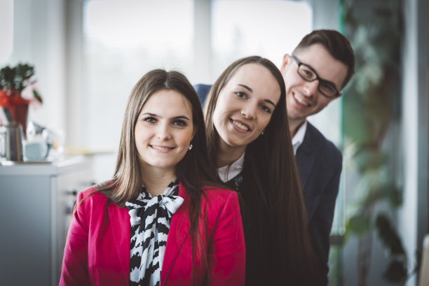 三名员工站成一排图片下载