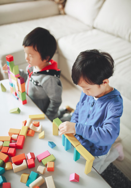 可爱的亚洲儿童玩积木图片下载
