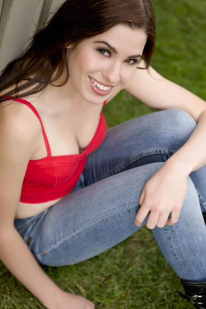 坐在草地上的性感女人图片下载