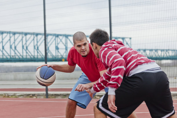 朋友打篮球图片下载