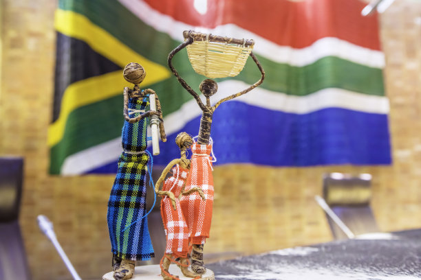 带有南非国旗的非洲家庭小雕像图片下载