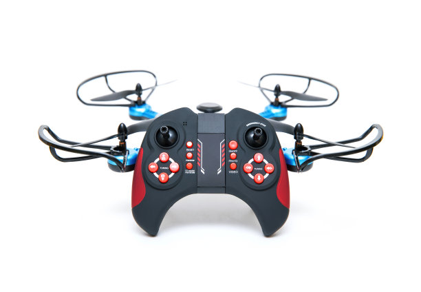 四旋翼机和遥控器隔离在白色背景上图片下载