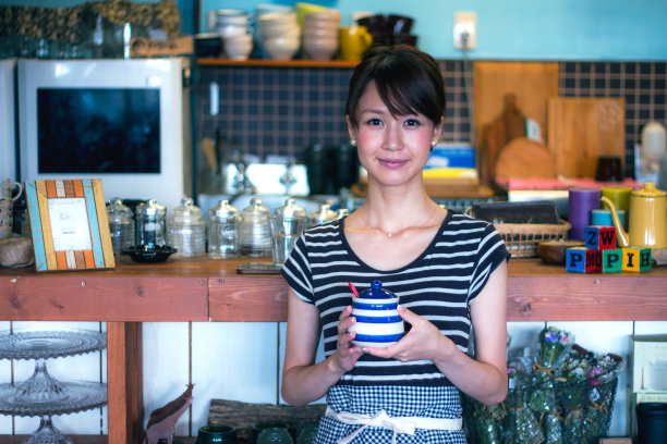 站在餐厅的年轻女服务员图片下载