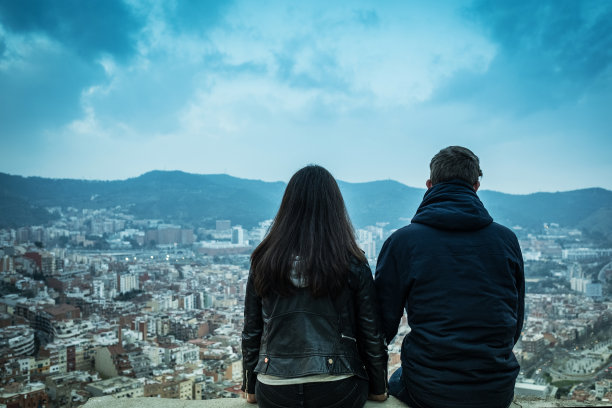 年轻夫妇享受巴塞罗那的城市风景图片下载