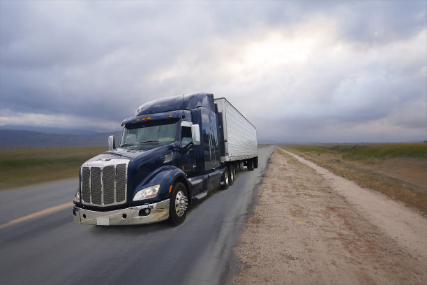 乡村公路上的蓝色卡车图片下载