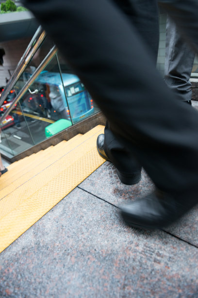 穿着西装的行人，楼梯，出租车和公交车的背景图片下载