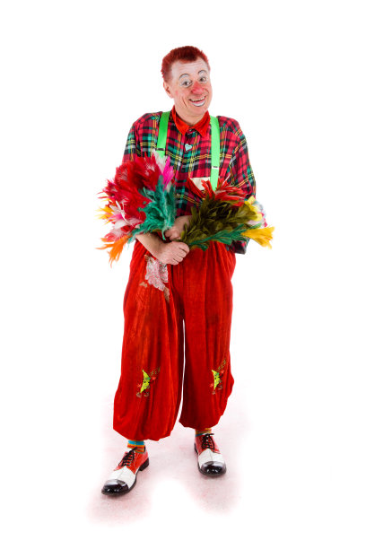 带着一束假花微笑的小丑图片下载