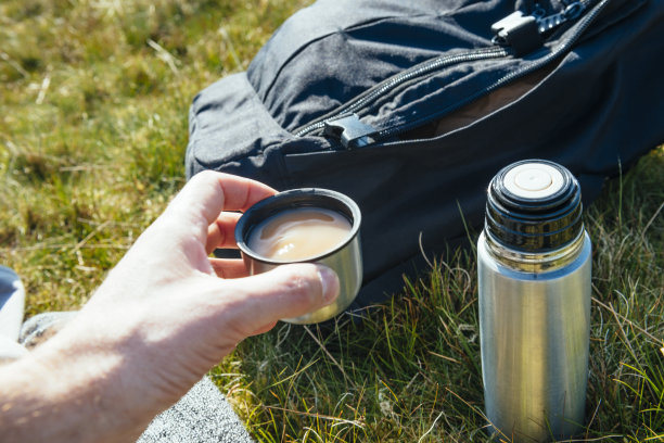 在户外休息一下POV, flask, backpack, tea图片下载
